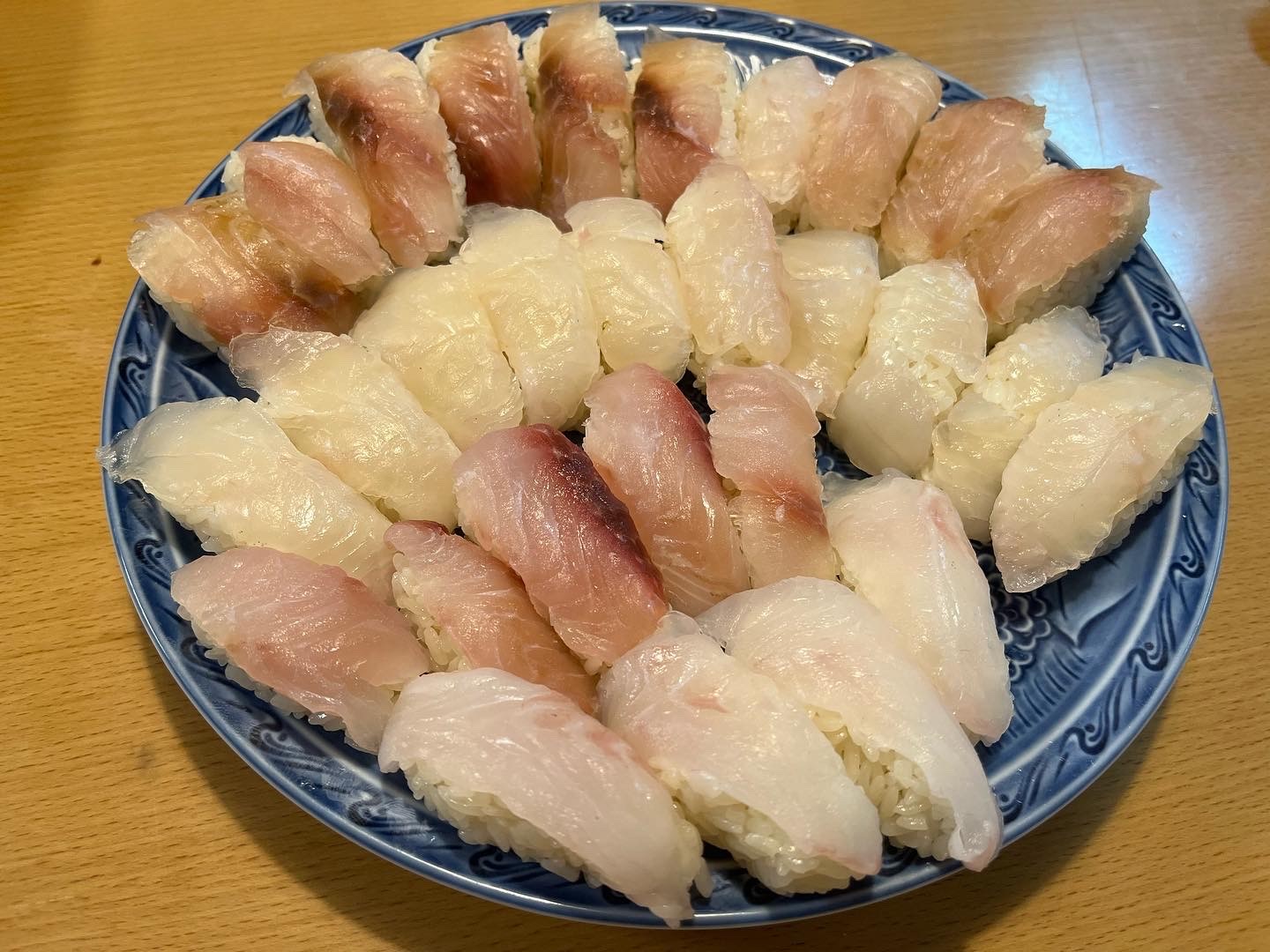 イサキとオオモンハタの寿司